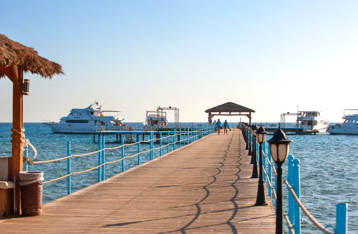 Amwaj Soma Hotel & Spa – رصيف خشبي بحواجز من الحبال الزرقاء وفوانيس يمتد نحو القوارب الراسية