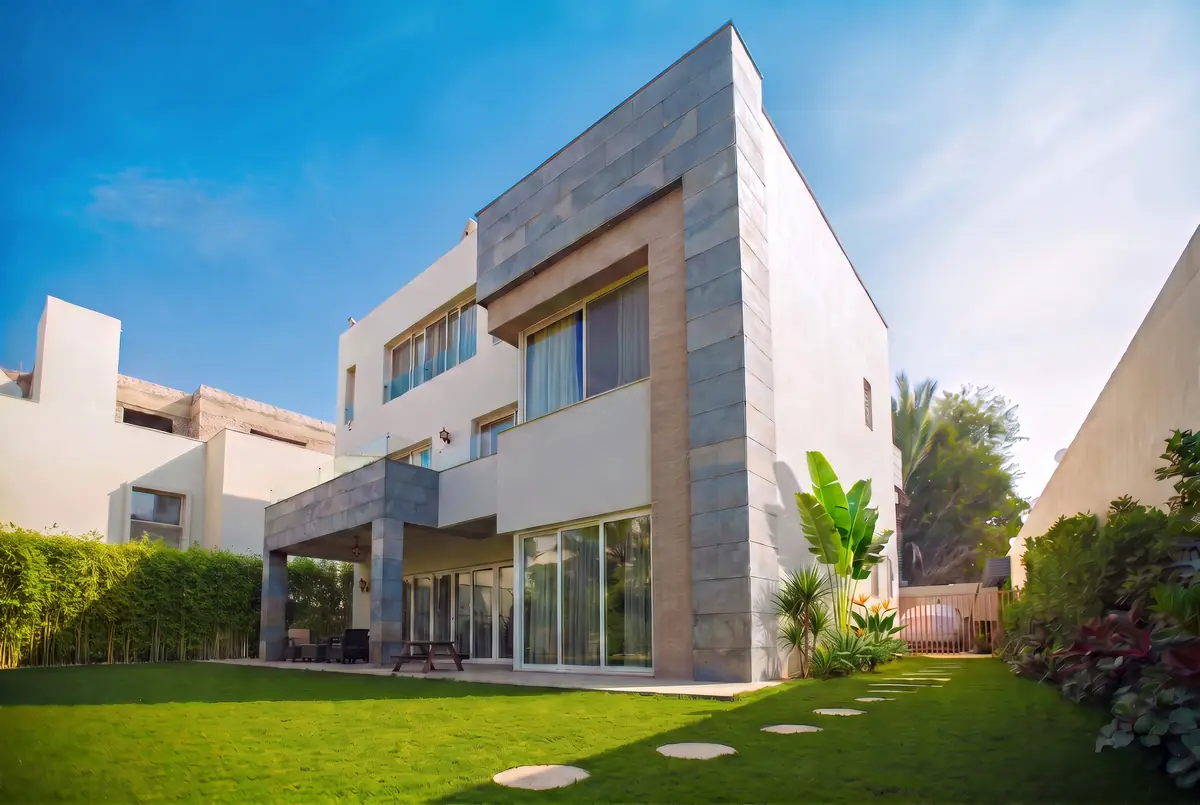 Prof. Dr. H.F.'s Villa – Garden façade with grey stone frame, full-height glazing and covered terrace on the lawn